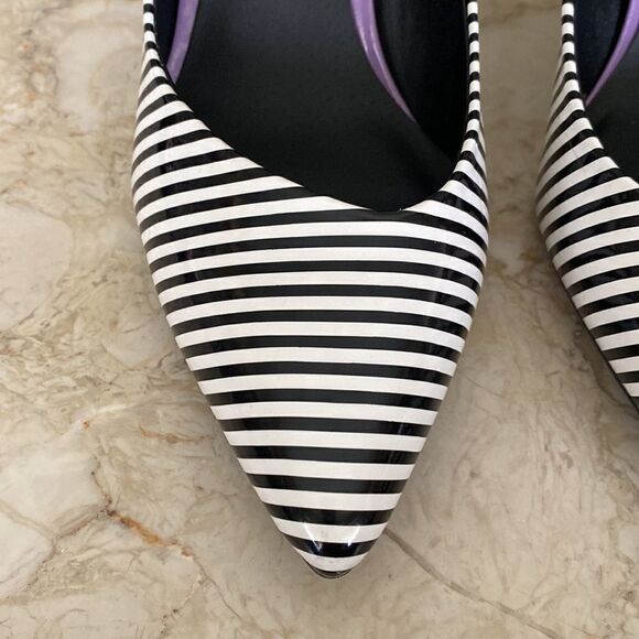 G by Guess Black & White Heels Pumps - Picture 5 of 13